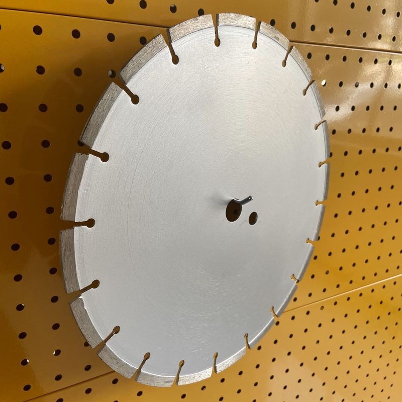 Kualitas Tinggi 230 × 2.6 / 1.8 × 10 × 16T Huachang 9 Inch Laser Dilas Granit Beton Pemotong Kering Diamond Saw Blade